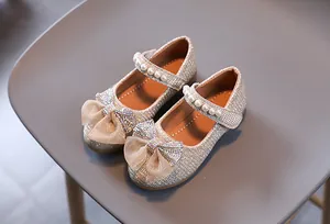 Détail de ballerines Mary Jane champagne pour fille avec paillettes et perles