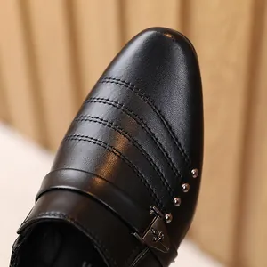 Scarpe classiche in pelle nera per bambini con rivetti e fibbia metallica decorativa