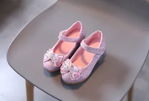 Vista dettagliata delle scarpe Mary Jane glitterate per bambina con fiocco e paillette rosa