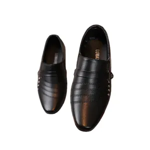 Scarpe eleganti nere per bambini con borchie metalliche e cuciture orizzontali