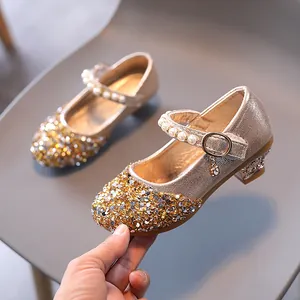 Scarpe da principessa Mary Jane con paillettes oro champagne e cinturino di perle