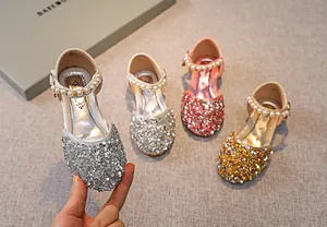 Detailansicht der glitzernden Pailletten und Perlenriemen an Prinzessinnenschuhen