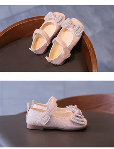Dettaglio scarpe Mary Jane rosa da bambina con trama intrecciata e fiocco di perle