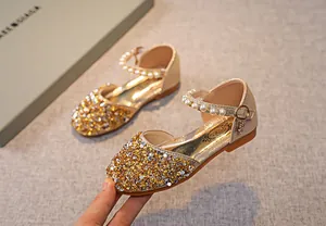 Detailansicht der champagnegoldenen Pailletten und Perlenriemen bei Mädchen Prinzessin Schuhen