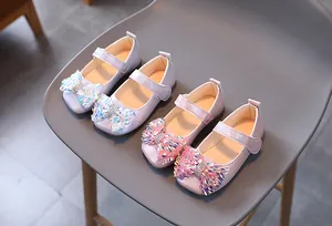 Détail du nœud scintillant avec faux diamant sur chaussures Mary Jane pour filles