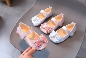Détail de chaussures Mary Jane pour filles avec nœuds à paillettes et fini brillant