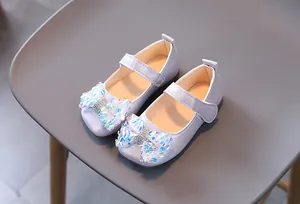 Détail de chaussures Mary Jane violet clair pour filles avec gros nœud à paillettes et strass