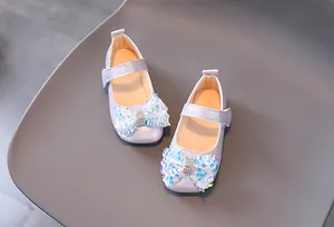 Vue détaillée des chaussures Mary Jane à paillettes avec nœud magique pour filles