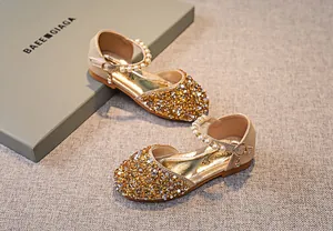 Details von champagnergoldenen Prinzessinnenschuhen für Mädchen mit Pailletten und Perlen