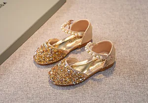Detailansicht goldene Pailletten-Ballerinas für Mädchen mit Perlenriemen und Glitzer