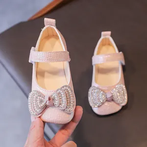 Scarpe da principessa rosa per bambine con trama intrecciata e fiocco di perle lucido