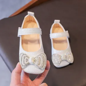 Scarpe da principessa bianche per bambina con fiocco, perle, strass e chiusura velcro