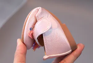 Gros plan montrant la flexibilité extrême de la semelle des chaussures roses pour filles