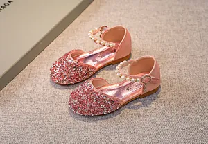 Detail der rosa Pailletten Mädchen Mary Jane Schuhe mit elegantem Perlenschnallenband