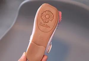 Gros plan sur la semelle en caoutchouc antidérapante pour chaussures de fille, taille 25