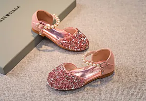 Detail von rosa Mädchen Prinzessinnenschuhen mit glitzernden Pailletten und Perlen