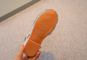 Details der rutschfesten Gummisohle Größe 28 mit glitzerndem Rand für Mädchenschuhe