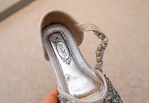 Detailansicht der silbernen Mädchen-Pailletten-Schuhe mit Perlenriemen und weicher Sohle