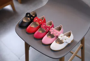 Nahaufnahme bunter Mädchen-Mary-Jane-Schuhe mit 3D-Blumenakzenten und Perlen
