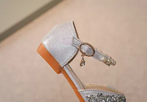 Detailaufnahme der silbernen Pailletten-Prinzessinenschuhe für Mädchen mit Perlen