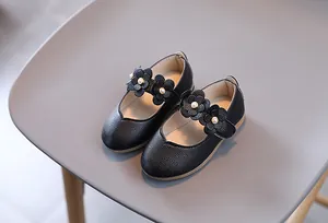 Detail von Mary Janes für Mädchen aus schwarzem Leder mit 3D-Blumen und Perlen