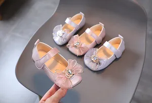 Detailansicht der Mädchen Prinzessin Schuhe mit Glitzer-Masche und Kronen-Edelstein