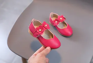 Detailansicht der rosaroten Mädchen Mary Janes mit Lederblume und Perlenapplikation