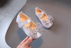 Detail von lila Mädchen-Prinzessinenschuhen mit Netzschleife und Kronen-Strassverzierung