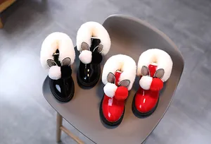 Détail de bottes d'hiver pour enfants avec doublure pelucheuse et décor oreilles de lapin