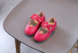 Detailansicht der rose roten Mary Jane Schuhe mit 3D-Blumen und Kunstperlen