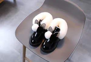 Bottes en cuir noir verni avec fourrure blanche et détails oreilles de lapin mignons
