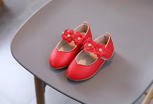 Detailansicht roter Mary Jane Schuhe für Mädchen mit Lederblumen und Perlenakzenten