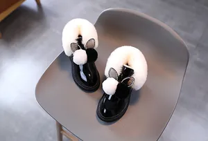 Détail de bottes d'hiver pour filles avec oreilles de lapin et bordure en fausse fourrure