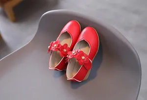 Detailansicht roter Lederschuhe für Mädchen mit 3D-Blumen und Perlenverzierung