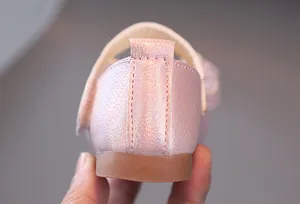 Detailansicht der rosa Prinzessinnen-Schuhe für Mädchen mit Perlglanz-Effekt und Gummisohle