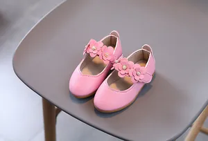 Detailansicht der rosa Mary Janes mit 3D-Blütenakzenten und kleinen Perlenmitten
