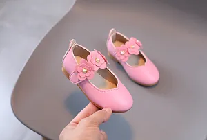 Detail von rosa Mary Jane Schuhen für Mädchen mit Blumenakzenten und Perlen
