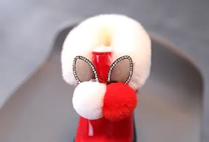 Vue macro des bottes en cuir verni rouge avec pompons en fourrure et oreilles de lapin