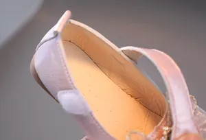 Nahaufnahme von rosa Mädchen-Prinzessinenschuhen mit weichem Futter und Fersenschlaufe
