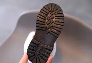 Détail de la semelle crantée antidérapante des bottes d'hiver pour enfants, taille 28