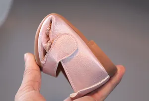 Detailansicht der flexiblen Gummisohle und des weichen rosa Obermaterials des Mädchenschuhs