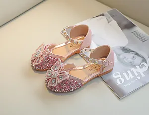 Vue détaillée de la chaussure de princesse rose pour filles avec strass et nœud en tulle