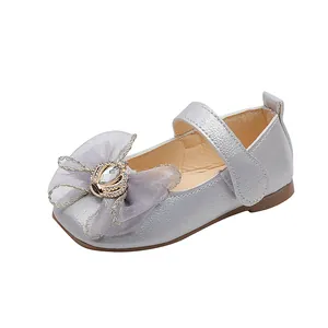 Detailansicht der silbernen Prinzessinnen-Schuhe mit Tüllschleife und Kronen-Dekor