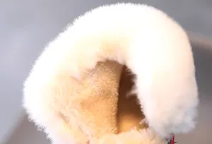 Vue détaillée de la doublure en peluche épaisse des bottes de neige pour enfants