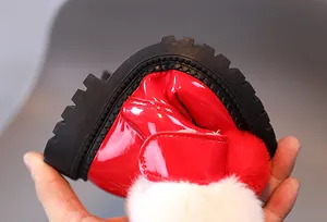 Détail de la semelle en caoutchouc souple sur les bottes de neige rouges pour enfants
