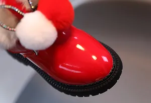 Détails des bottes de neige rouges en cuir verni pour enfants avec pompons et strass