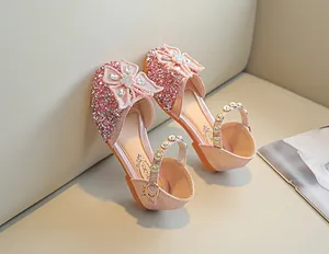Détails de chaussures princesse roses pailletées avec fleurs en cristal et perles