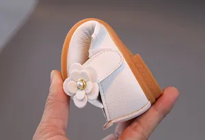 Detail der ultraflexiblen weichen Sohle weißer Mädchen-Lederpumps mit Blumen