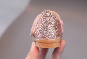 Detail der rosa Glitzer-Prinzessinenschuhe für Mädchen mit rutschfester Gummisohle und Ferse