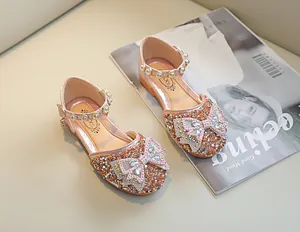 Vue détaillée des chaussures roses à paillettes pour filles avec bride en perles et nœud
